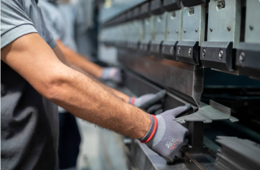 Pliage métal sur mesure : la clé d’un projet métallique précis et durable